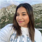 Profesora de inglés con más de 1 año de experiencia trabajando con niños, adolescentes y adultos.